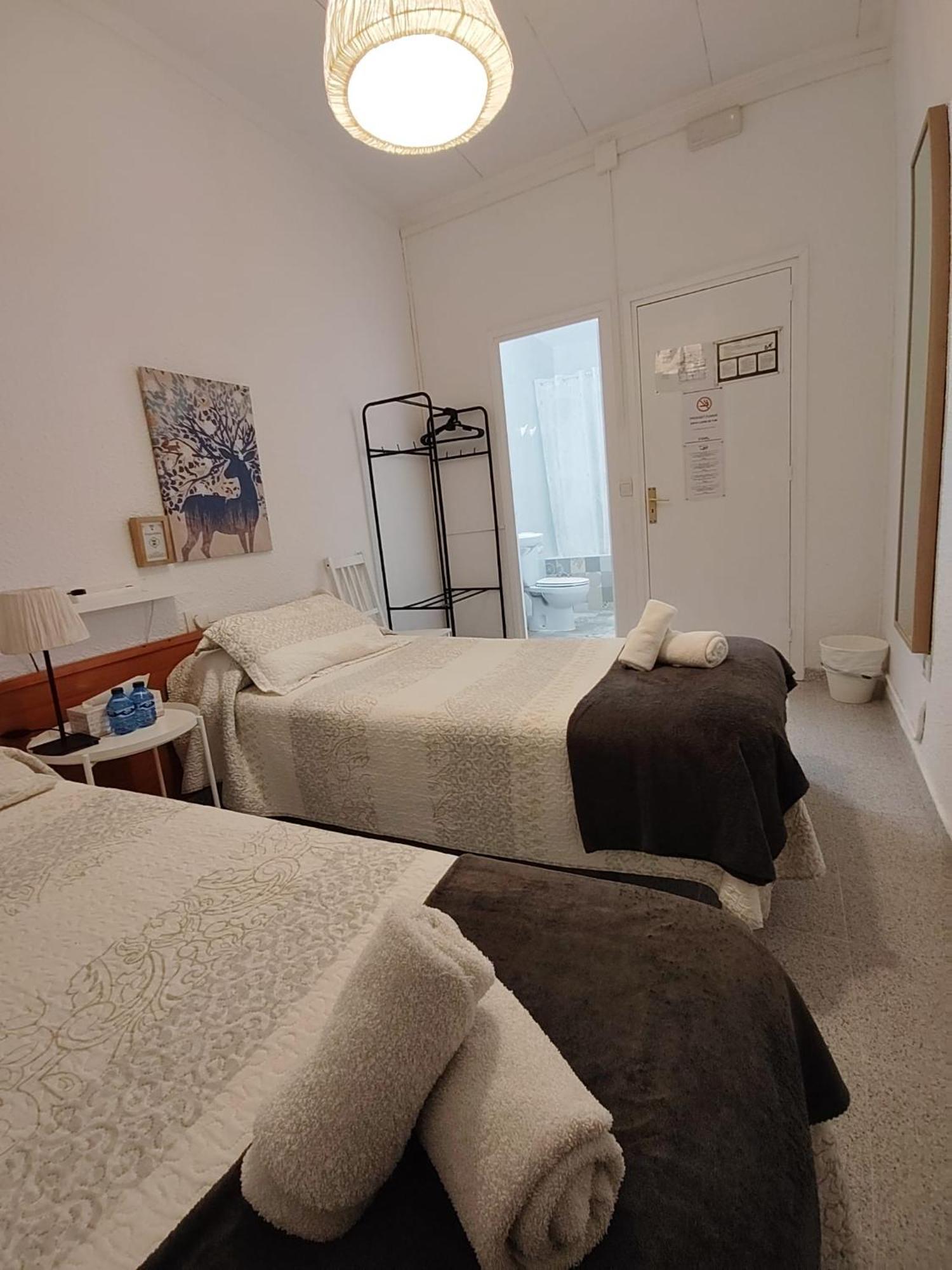 Hostal Dragonflybcn Barcelona Exterior photo