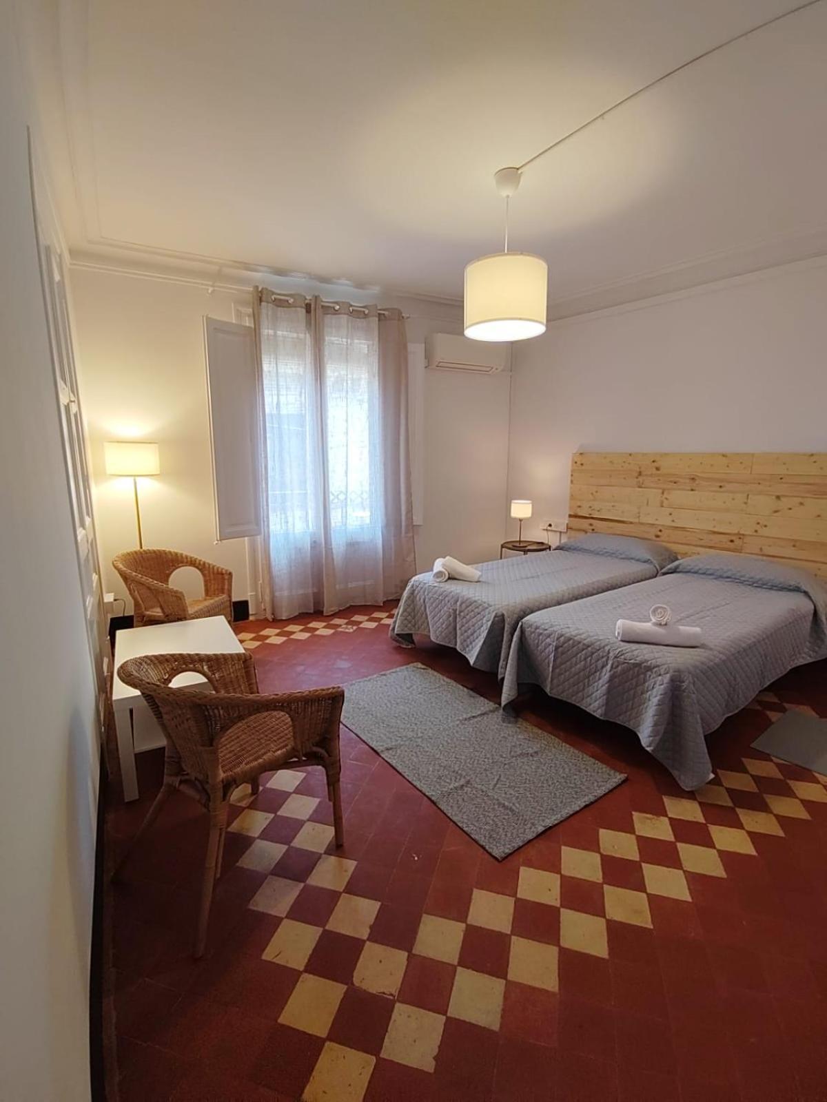 Hostal Dragonflybcn Barcelona Exterior photo