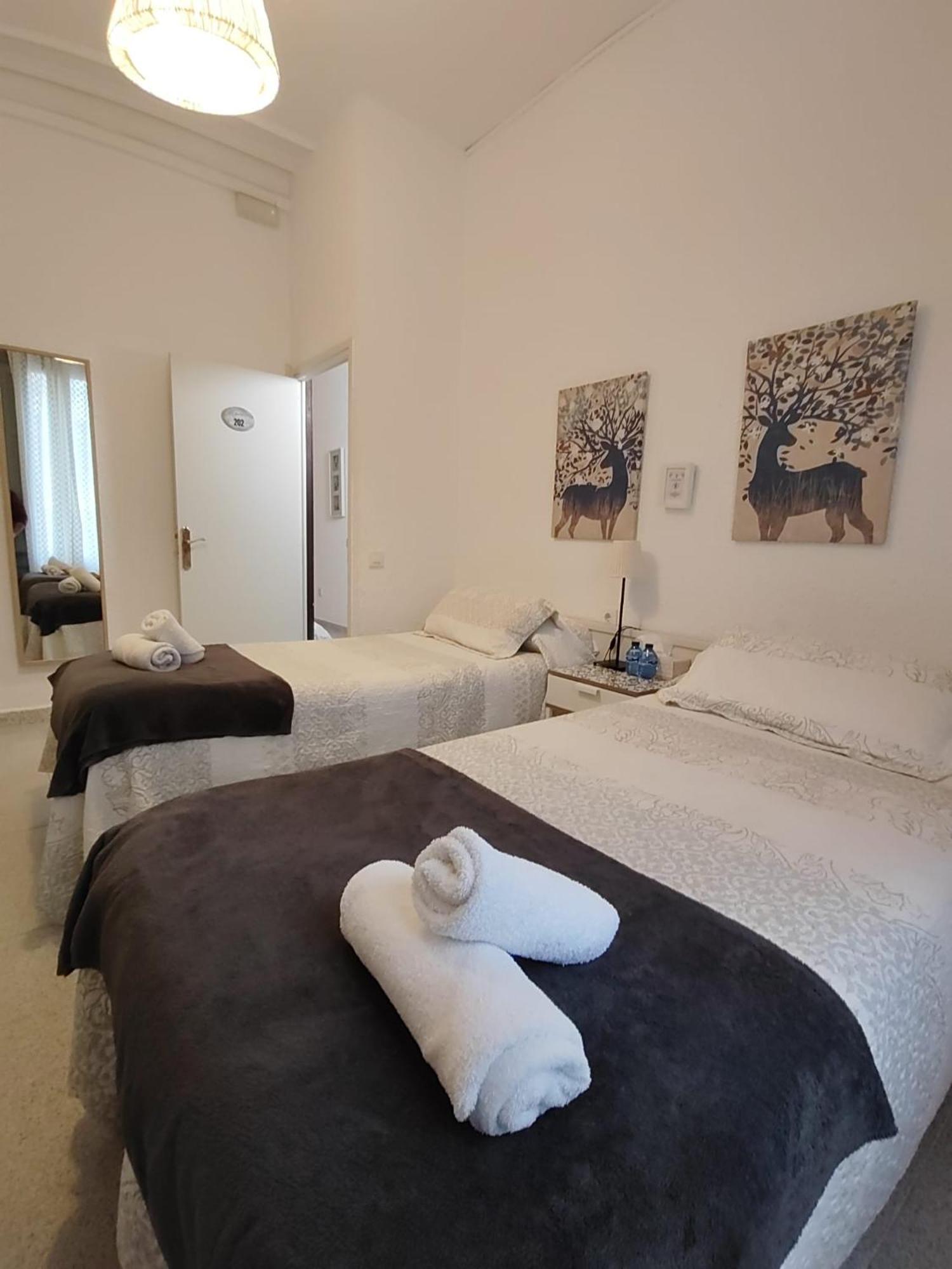 Hostal Dragonflybcn Barcelona Exterior photo