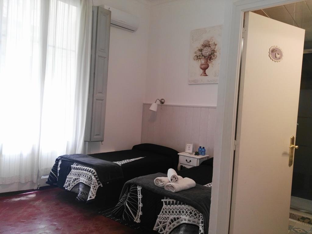 Hostal Dragonflybcn Barcelona Exterior photo