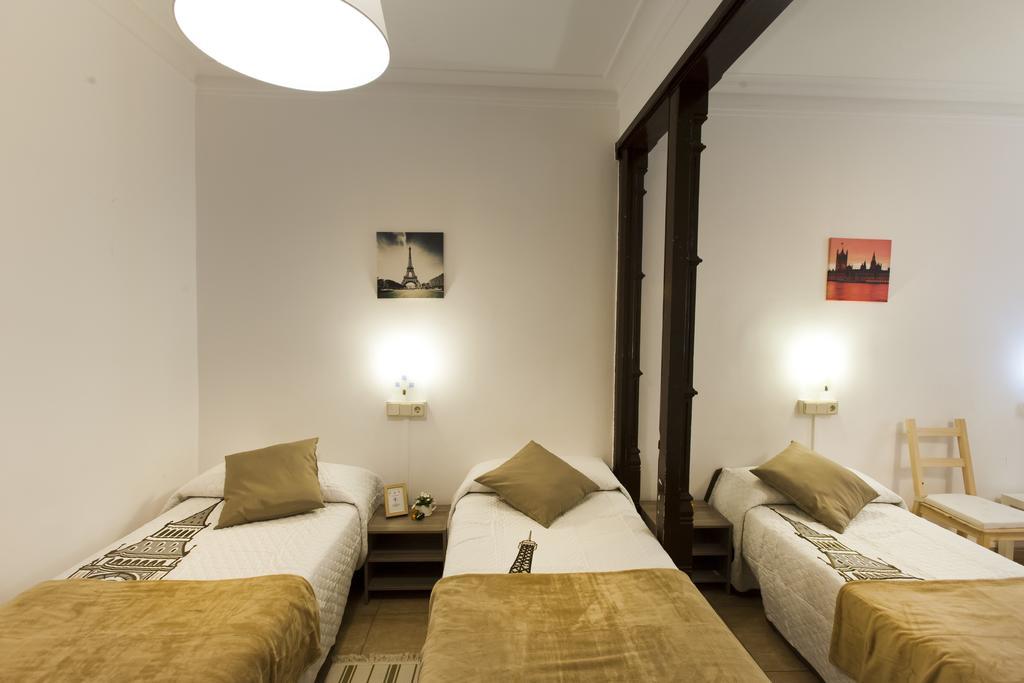 Hostal Dragonflybcn Barcelona Exterior photo
