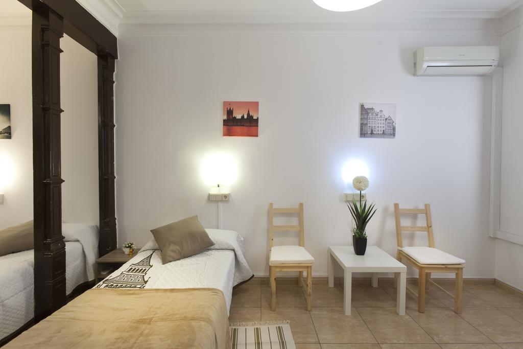 Hostal Dragonflybcn Barcelona Exterior photo