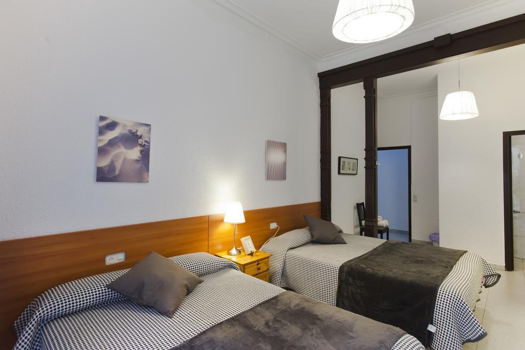 Hostal Dragonflybcn Barcelona Exterior photo
