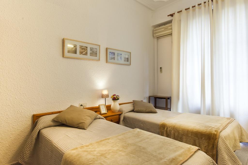 Hostal Dragonflybcn Barcelona Exterior photo