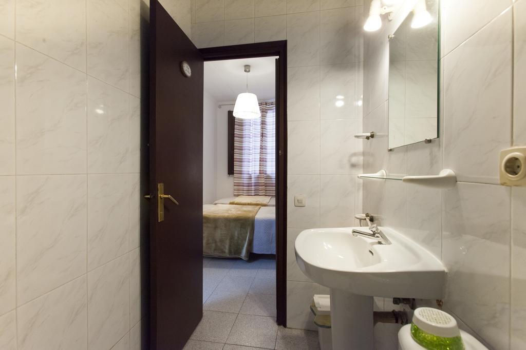 Hostal Dragonflybcn Barcelona Exterior photo