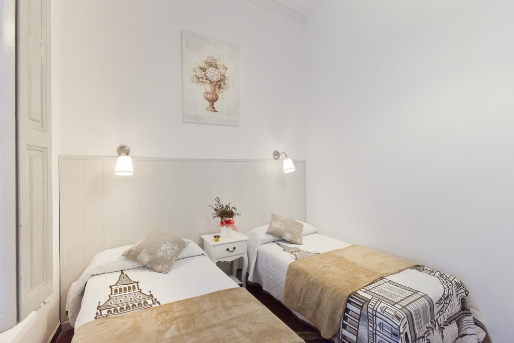 Hostal Dragonflybcn Barcelona Exterior photo
