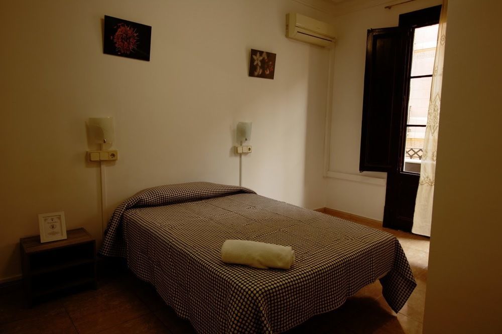 Hostal Dragonflybcn Barcelona Exterior photo
