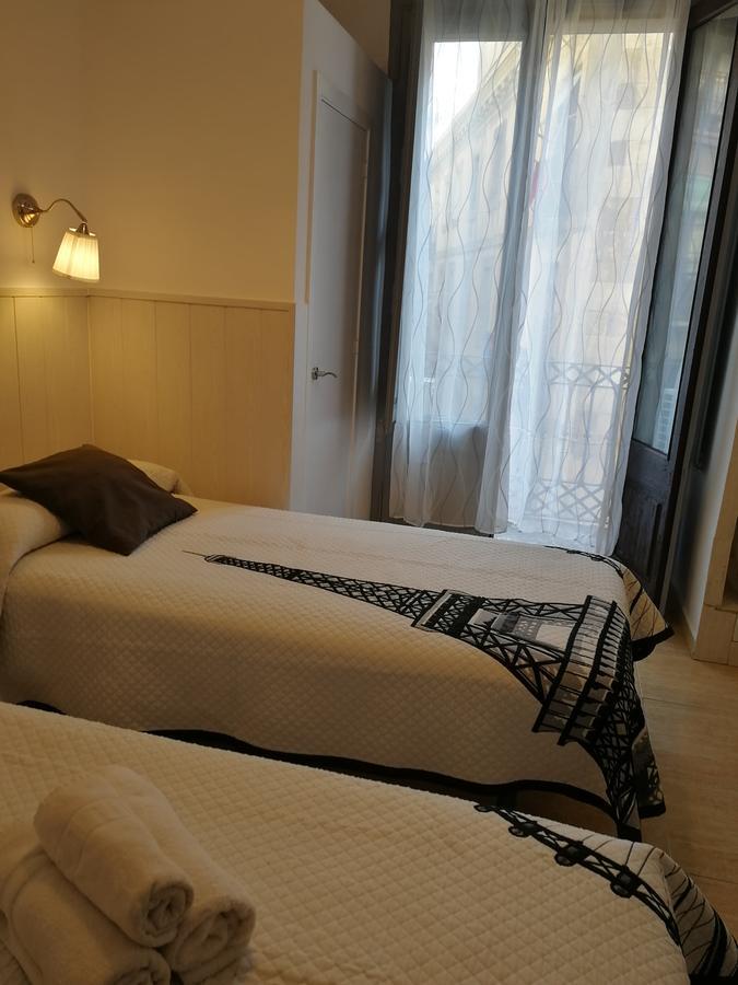 Hostal Dragonflybcn Barcelona Exterior photo