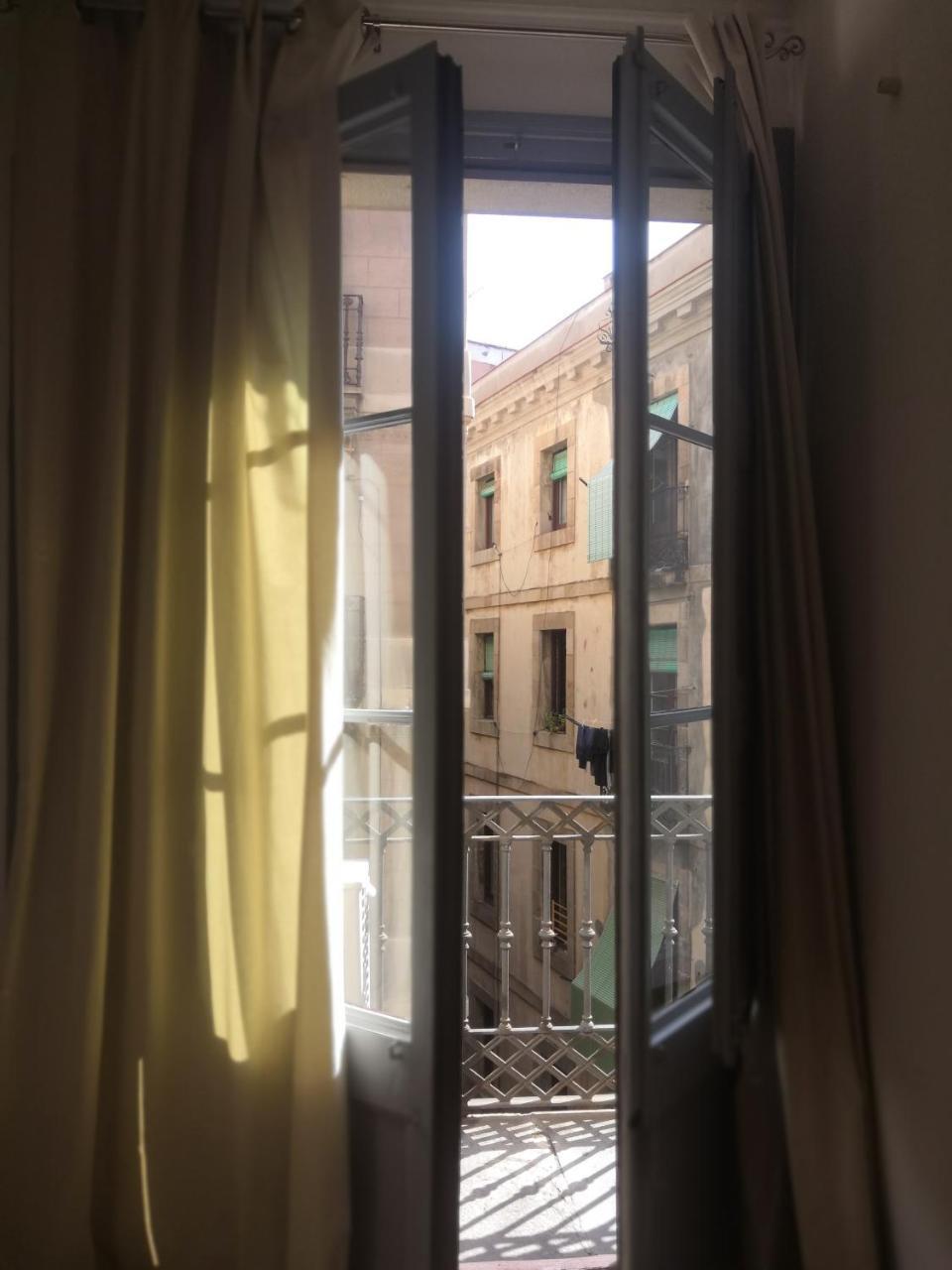 Hostal Dragonflybcn Barcelona Exterior photo
