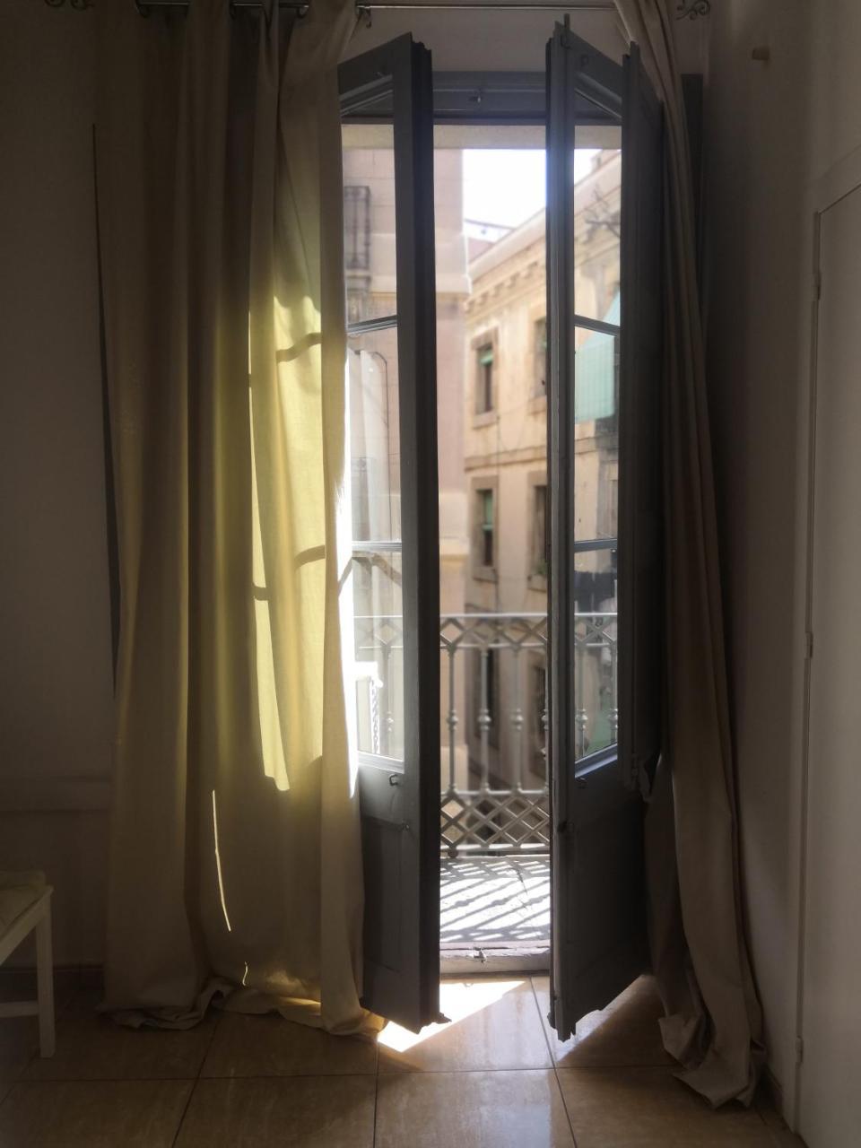 Hostal Dragonflybcn Barcelona Exterior photo