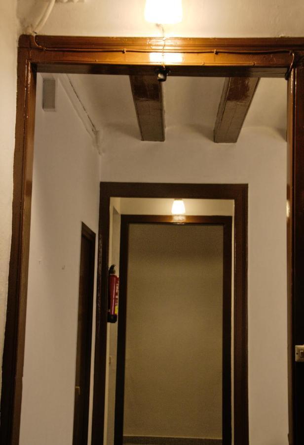 Hostal Dragonflybcn Barcelona Exterior photo